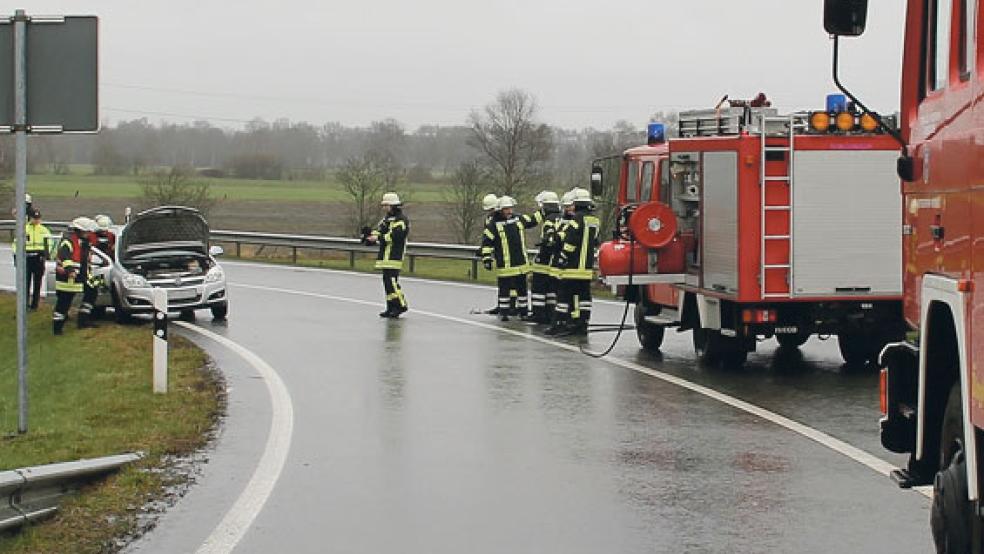 Während der Fahrt ist heute Mittag ein Wagen auf der Autobahnabfahrt »Papenburg« in Stapelmoorerheide in Brand geraten. Zwei Feuerwehren waren vor Ort. © Foto: Rand (Feuerwehr)
