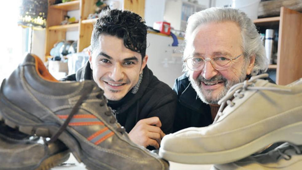 Sie hoffen, dass sich viele Menschen an der zweiten Schuh-Aktion beteiligen werden: Zara Said und Volker Kraft. © Foto: Boelmann