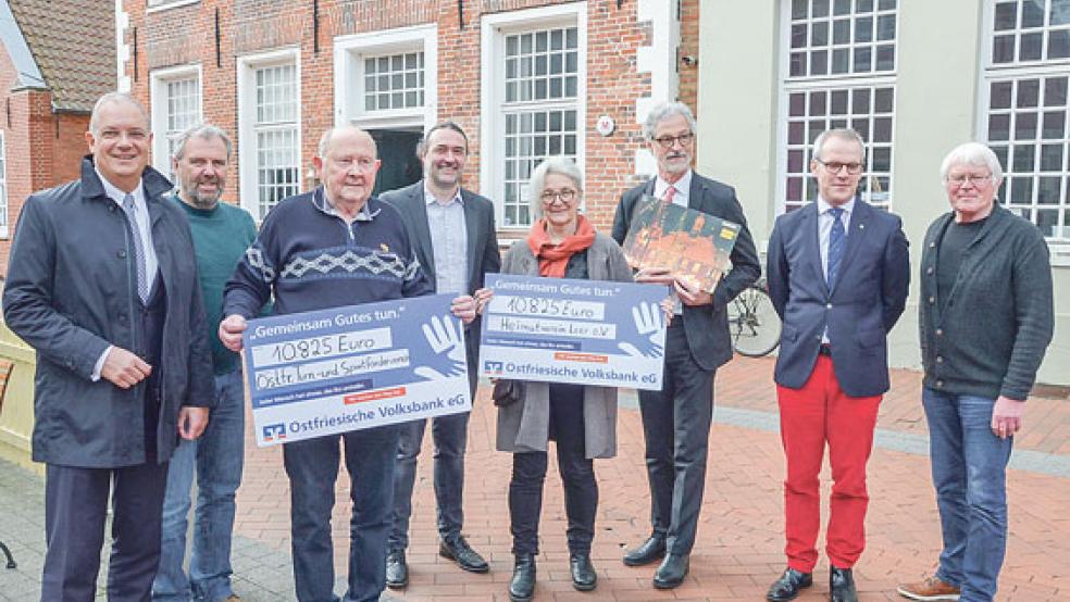 Bei der symbolischen Scheckübergabe vor dem Heimatmuseum (von links): Holger Franz (Vorstand Lions Club Leer), Tom Bohmfalk (stellvertretender Vorsitzender OTS), Hermann Tjardes (stellvertretender Vorsitzender-Finanzen OTS), Museumsleiter Burghardt Sonnenberg, Hilke Boomgaarden (Vorsitzende Heimatverein Leer), Folkmar Ukena (Lions Club Leer), Dr. Sven Löwe (Präsident Lions Club Leer) und Enno Weege (Heimatverein Leer). © Foto: Ammermann