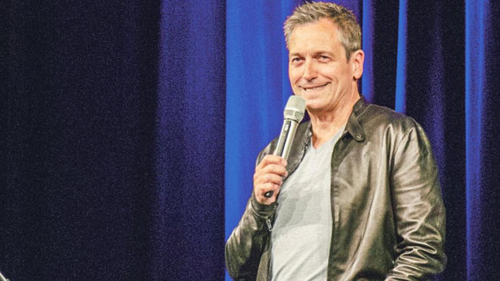 Meister des filigranen Humors: Dieter Nuhr lieferte in Aurich ein fast dreistündiges Programm und nahm sich im Anschluss noch jede Menge Zeit für Signier- und Fotowünsche. © Foto: Hanken