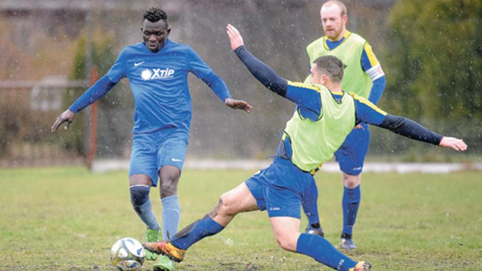 Die SG um Youssouf Kone (links) kam mit den Platzverhältnissen nicht zurecht. © Foto: Bruins