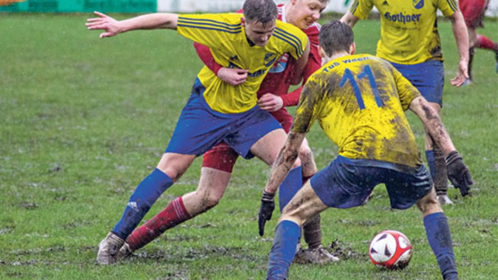 Da wäre wohl selbst Meister Proper persönlich machtlos. Das Trikot von Temmo Eilderts wird wahrscheinlich noch lange an die Schlammschlacht erinnern. © Foto: Ostendorp