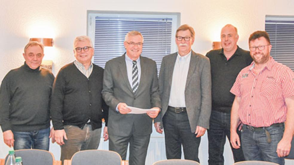 Der Vorstand des SV Weener, Gerd-Eiko Reins Wenzlaff, Kassenwart, Jürgen Köller, zweiter Vorsitzender, Dr. Aeisso Kern, erster Vorsitzender, Bernd Schmidt, Pressewart, Christian Kottke, Boots-, Steg- und Hallenwart, Jürgen Schwarte, Sportwart, (von links) freuten sich über eine rege Teilnahme an der Mitgliederversammlung. © Foto: Hilbrands