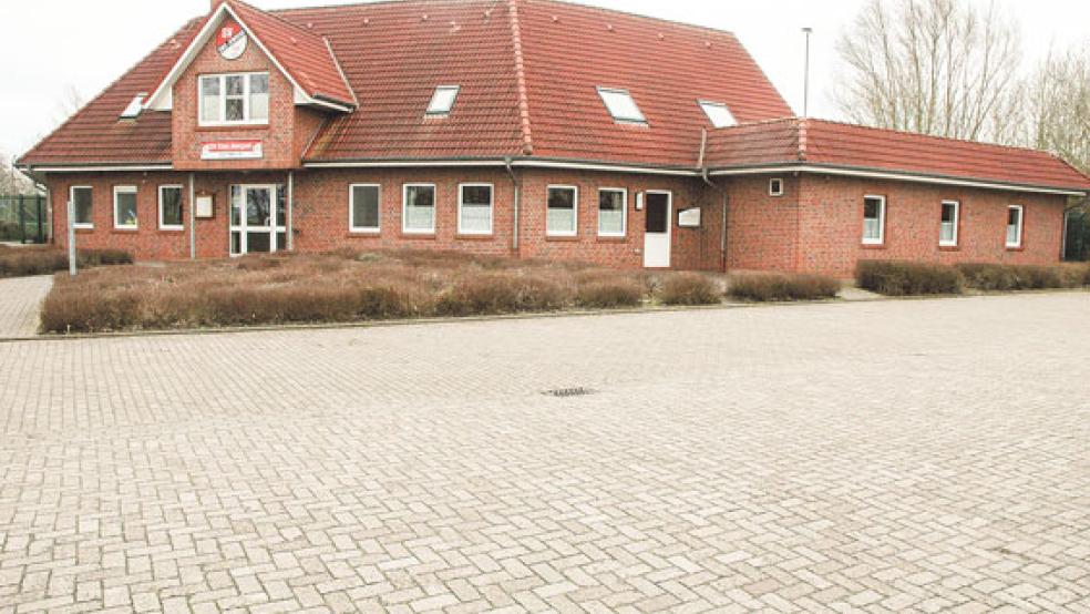 Im Sportzentrum des SV Ems Jemgum befinden sich im Erdgeschoss (auf dem Bild rechts) die Räume des ehemaligen Schützenhauses. Hier soll zum nächsten Kindergartenjahr ab August für maximal drei Jahre eine Krippengruppe eingerichtet werden. Zurzeit werden die Räume von der Flüchtlingshilfe genutzt, die ins ehemalige Jugendzentrum umziehen soll. © Foto: Szyska