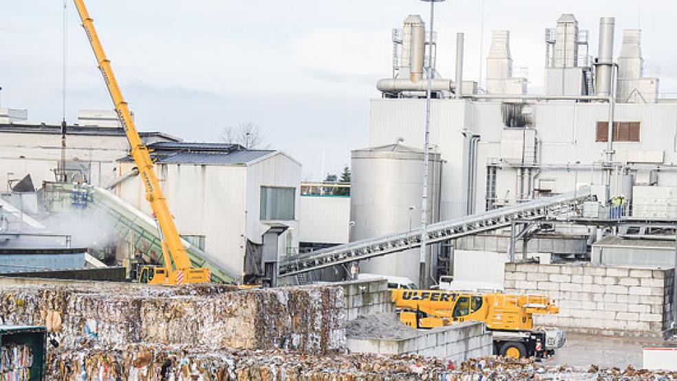 Zwei Spezialkräne haben am Montag das alte Plattenband für die Altpapierballen ausgehoben und entfernt. Das neue Band ist bereits eingesetzt worden. © Fotos: Hanken