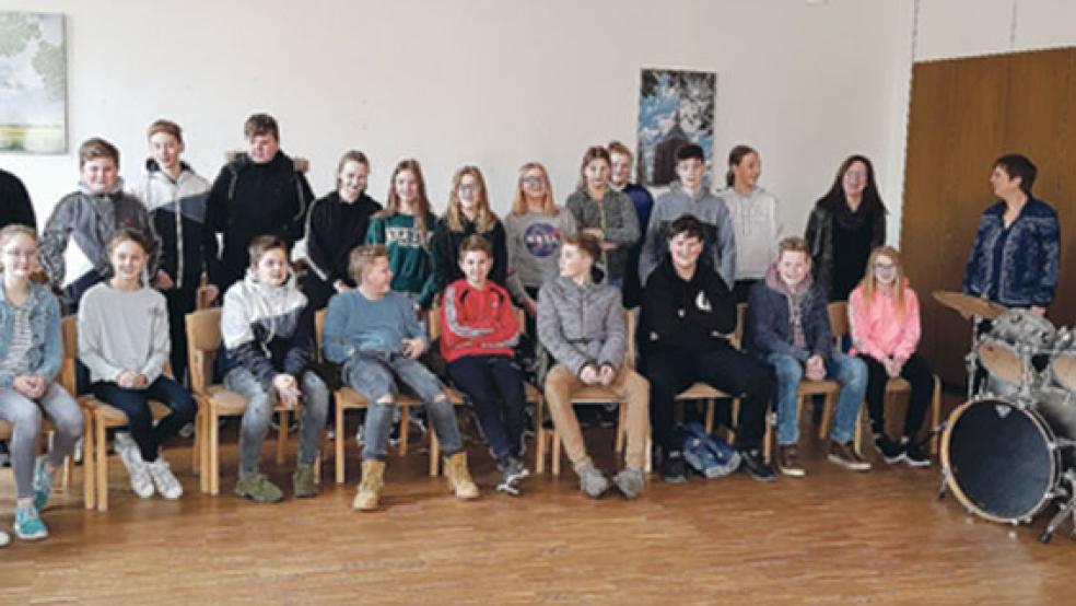 Geprobt wurde im großen Kreis im Gemeindehaus auf dem Kirchplatz. Dabei war auch Schlagzeuger Timo Giese. © Foto: privat