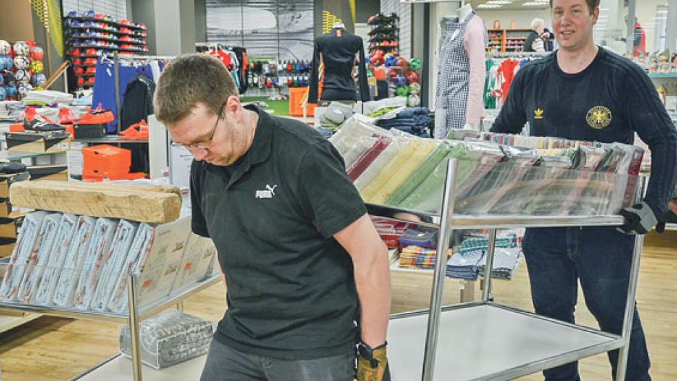 Bettwäsche und andere Heimtextilien wurden nach unten gebracht und machten so Platz für Fußballschuhe und Co (kleines Bild). © Fotos: Ammermann