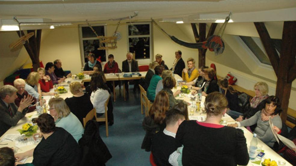 Im Dachgeschoss der Kindertagesstätte in Midlum dürfte es heute Abend einige Diskussionen geben. Unser Bild stammt von einer Versammlung vor fünf Jahren. © Foto: Szyska