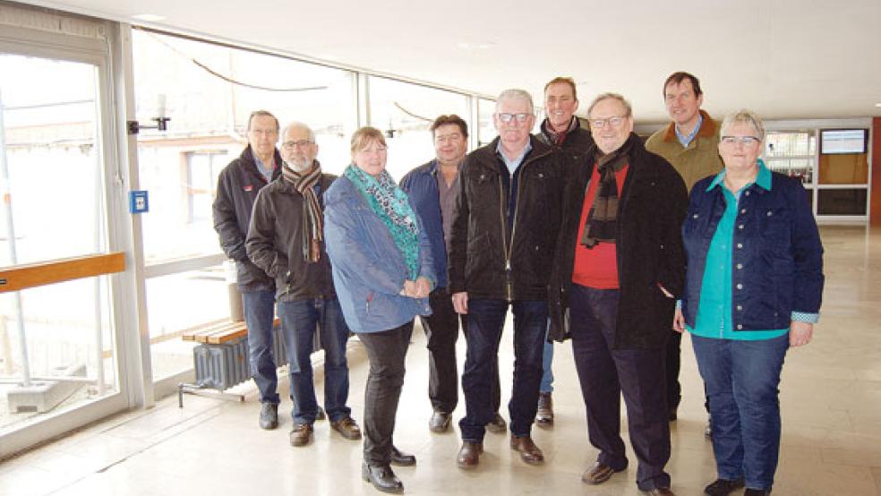 Ortstermin in der Oberschule: Links Franz Schubert und Fred Klinkhardt vom Freundeskreis Landesbühne, neben ihnen Ratsfrau Johanne Pastoor, daneben vorne die beiden Kreistagsabgeordneten Broer Wübbena-Mecima und Dieter Baumann und die CDU-Stadtverbandsvorsitzende Hildegard Hinderks. © Foto: Hoegen