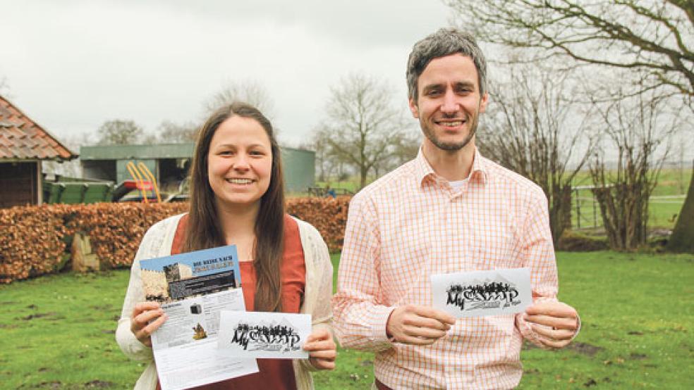 Karin Troff, eine Zeltgruppen-Leiterin, und Johannes Janssen, einer der Camp-Leiter, präsentieren auf der »Lager-Wiese« die Anmeldeflyer für MyCamp.  © Foto: privat