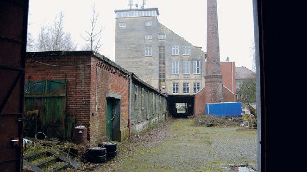 Diese Schuppen zwischen dem Lagerbereich und dem Fabrikgebäude mit seinem Schornstein sind in einem sehr schlechten Zustand und sollen abgerissen werden, das schafft auch Platz für zusätzliche Parkflächen. © Foto: Hoegen