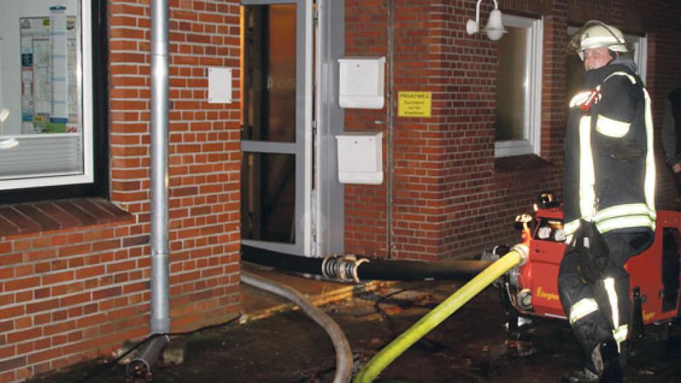 Die Feuerwehr pumpte rund 100 Kubikmeter Wasser aus den Kellerräumen. © Foto: Rand/Feuerwehr
