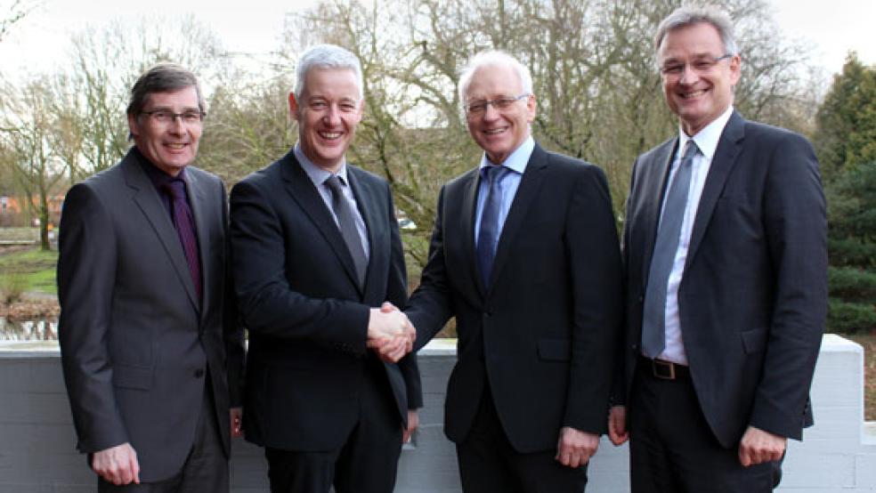 Vertragsverlängerung: Hans-Peter Körte (stellvertretender Betriebsleiter des Abfallwirtschaftsbetriebs Landkreis Leer, im Bild von links), Matthias Groote (Landrat Landkreis Leer), Friedrich Kethorn (Landrat Landkreis Grafschaft Bentheim) und Christoph Bröcker (Betriebsleiter des Abfallwirtschaftsbetriebs Landkreis Grafschaft Bentheim). © Foto: Landkreis Leer