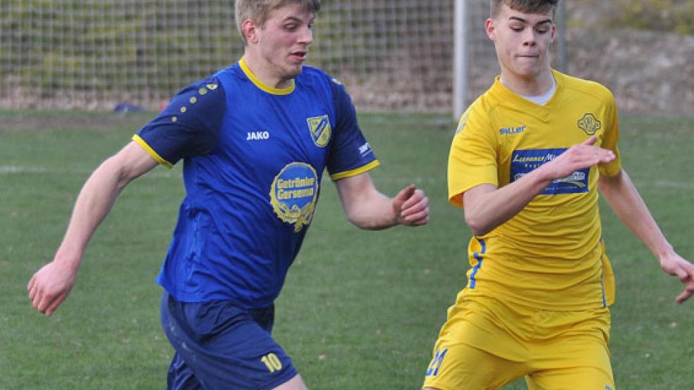 Kürzlich noch Gegner, künftig in einem Team: Noch-Weeneraner Steffen Busemann (links) und VfL-Nachwuchsspieler Hennes Janssen. © Foto: Germania Leer