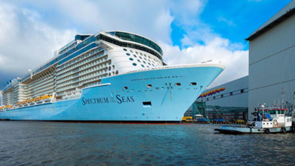 Noch liegt die »Spectrum of the Seas« im Werfthafen in Papenburg, doch das soll sich bald ändern. © Foto: Meyer Werft