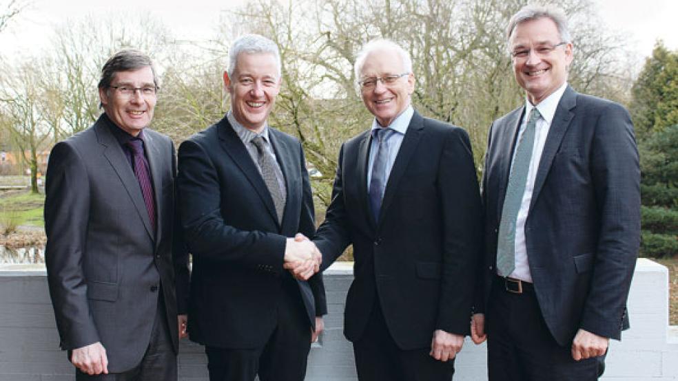 Vertragsverlängerung: Hans-Peter Körte (stellvertretender Betriebsleiter des Abfallwirtschaftsbetriebs Landkreis Leer, im Bild von links), Matthias Groote (Landrat Landkreis Leer), Friedrich Kethorn (Landrat Landkreis Grafschaft Bentheim) und Christoph Bröcker (Betriebsleiter des Abfallwirtschaftsbetriebs Landkreis Grafschaft Bentheim). © Foto: Landkreis Leer