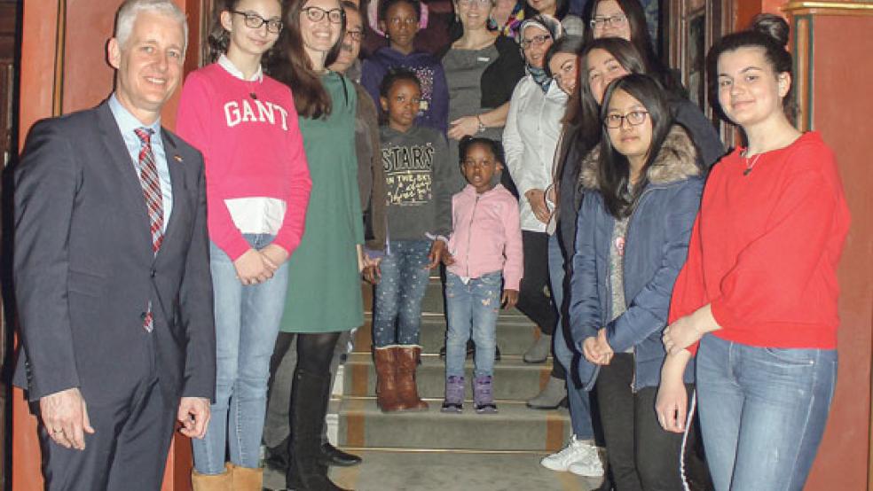 Landrat Matthias Groote hat jetzt 22 neue deutsche Staatsbürger im Schloss Evenburg begrüßt.  © Foto Landkreis