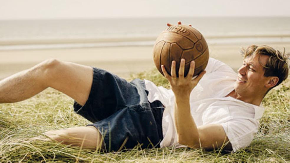 Dank seiner außerordentlichen Leistungen gelingt es Bert Trautmann, sich bei den Engländern Respekt und Sympathie zu verschaffen. © Foto: SquareOne Entertainment.