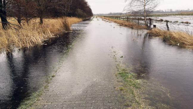 Sperrung: Püttenbollenweg steht teilweise unter Wasser