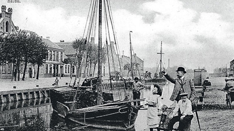 Auf dieser Postkarte aus dem Jahr 1907 ist ein Torfkahn im Weeneraner Hafen zu sehen. Damals spielte der Torfhandel im Rheiderland eine wichtige Rolle.  © Foto: Sammlung Löning