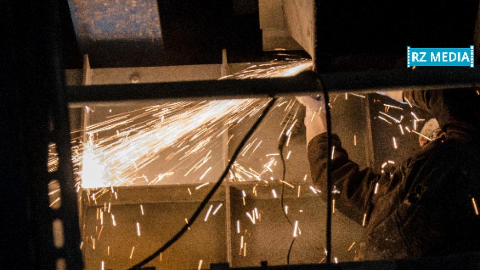 Funkenflug im Kesselhaus: Rund um die Uhr sind etwa 120 Monteure mit den Überholungsarbeiten in der Dampfzentrale beschäftigt. Hinzu kommen 32 Mitarbeiter des Kraftwerks. © Hanken