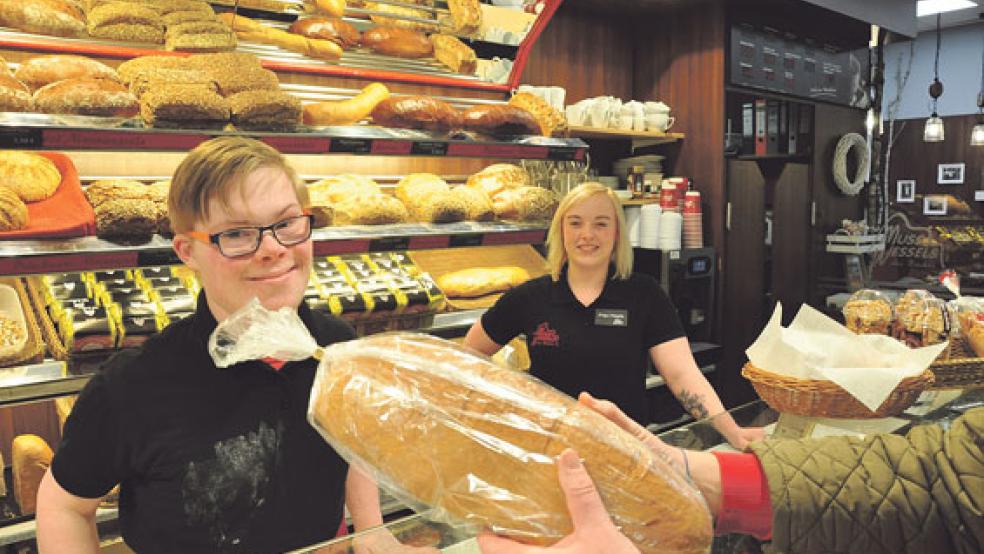 Falk Hanneken geht immer freundlich auf die Kunden zu. Im Hintergrund hat Sarah Haats (Filialleiterin) ihren Schützling im Blick.  © Foto: Boelmann