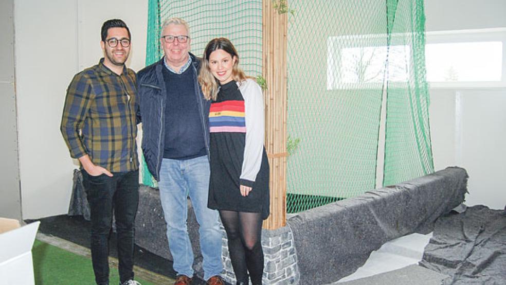 Hier kommt das Bällebad hin: Yashar Jhyanmehr, Hans-Jürgen Welp und Joyce Kassebaum im »KInderbereich« im dritten Stock des Gebäudes an der Bahnhofstraße, das seit 2001 Sitz der Riverside Church Rheiderland ist. © Foto: Hoegen