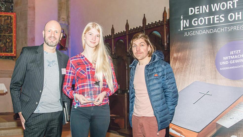 Bei der Verleihung des Jugendandachtspreises der Landeskirche Hannovers im Kloster Loccum erhielt Hilke Ewen aus Rhauderfehn den Sonderpreis in der Kategorie »Idee und Inszenierung« aus den Händen von Pastor Mathis Burfihn (links), auch Sänger Philipp Poisel war mit dabei. © Foto: Landeskirche