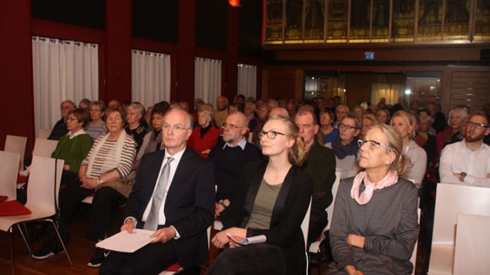 Dr. Christian Klahr - vorne links - war als Regionalbischof beim Auftakt der Reihe der Passionsandachten mit in Emden dabei. © Foto: Grundmann