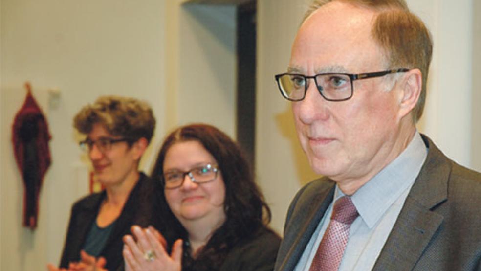 Stehenden Applaus bekam Dieter Backer vom gesamten Kreistag, auch von der Ersten Kreisrätin Jenny Daun (links) und der Kreistagsvorsitzenden Anja Troff-Schaffarczyk. © Foto: Szyska