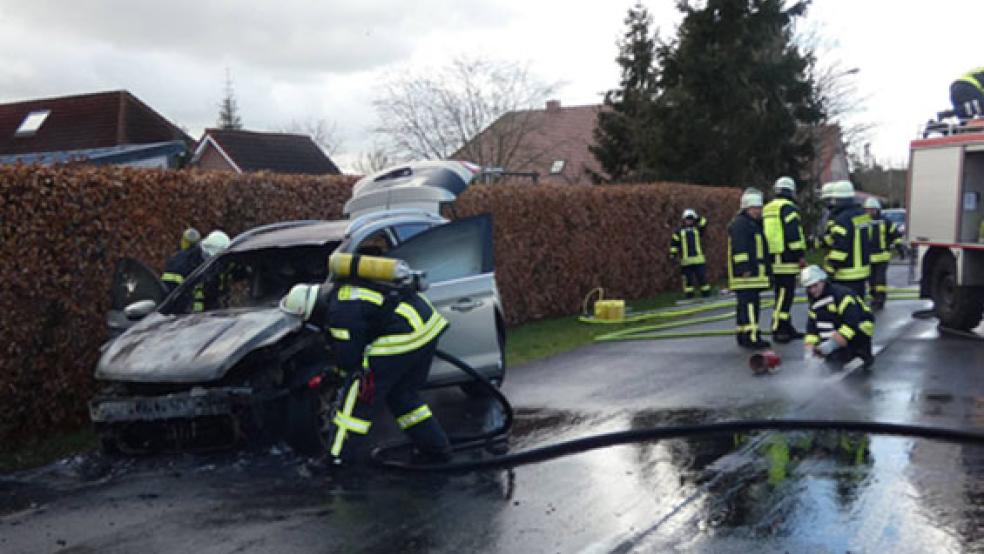 Die Feuerwehrleute konnten den Brand schnell unter Kontrolle bringen, dennoch wurde das Auto vollständig zerstört. © Foto: Feuerwehr
