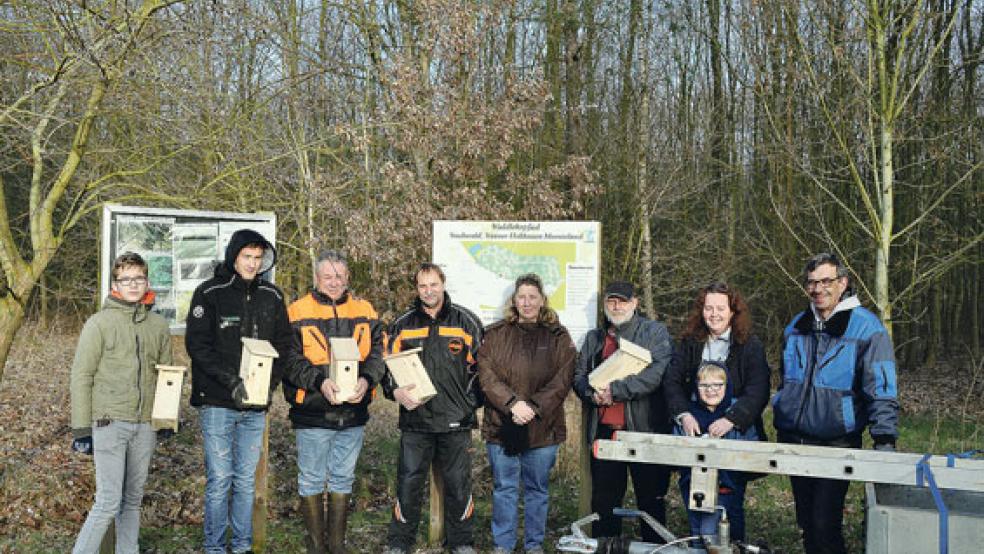 Nistkästen kontrollieren, reinigen und reparieren: Das war jetzt Inhalt eines Arbeitseinsatzes des Vogelzucht- und Naturschutzvereins Weener im Stadtwald. © Foto: privat