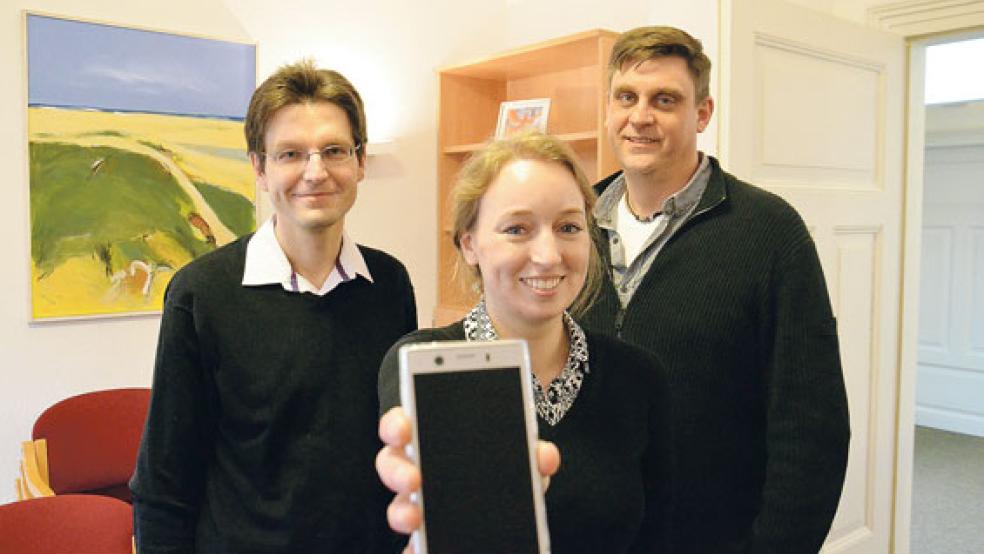 Karol Zielke und Dana Fritsch beraten bei unkontrolliertem Mediengebrauch. »Über die Verlängerung des Projektes sind wir sehr froh«, berichtete Fachstellenleiter Harald Spreda (rechts) gegenüber der RZ. © Foto: Muising