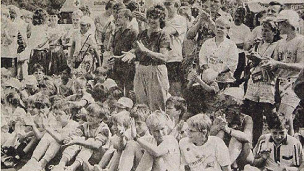 Schon lange vor dem offiziellen Beginn, sonntags um 11 Uhr, waren die meisten Gastgeber und Gäste auf dem Sportplatz in Bunde. © Fotos: RZ-Archiv