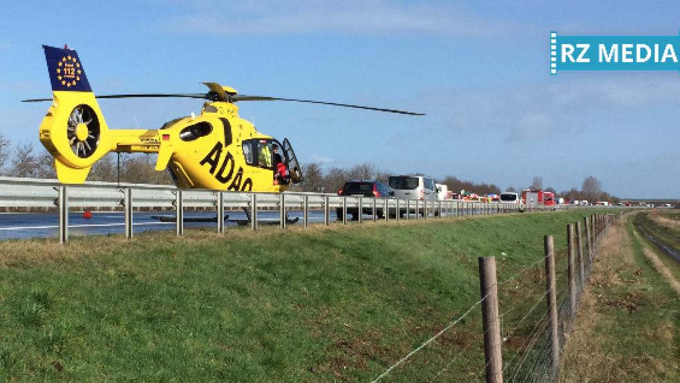 Auf der A 31 hat es heute Morgen mehrere schwere Unfälle gegeben. Auch ein Rettungshubschrauber war im Einsatz. Er brachte einen schwerverletzten Autofahrer in eine Klinik, der mit seinem Wagen auf einem Standstreifen angehalten und ausgestiegen war. Dabei wurde er von einem Auto erfasst. © Kuper