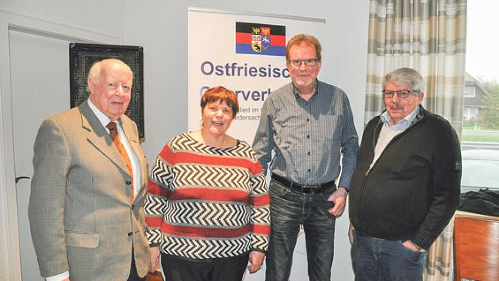 Aus dem Rheiderland dabei: Der ehemalige Bundesvorsitzende Dieter König aus Weener, Waltraud Bahnes (Liedertafel Bunde), Andreas Bruns (Vorsitzender des Männergesangsvereins »Harmonie« aus Weener) und Hannes Baumann (Liedertafel Bunde).  © Fotos: Ammermann
