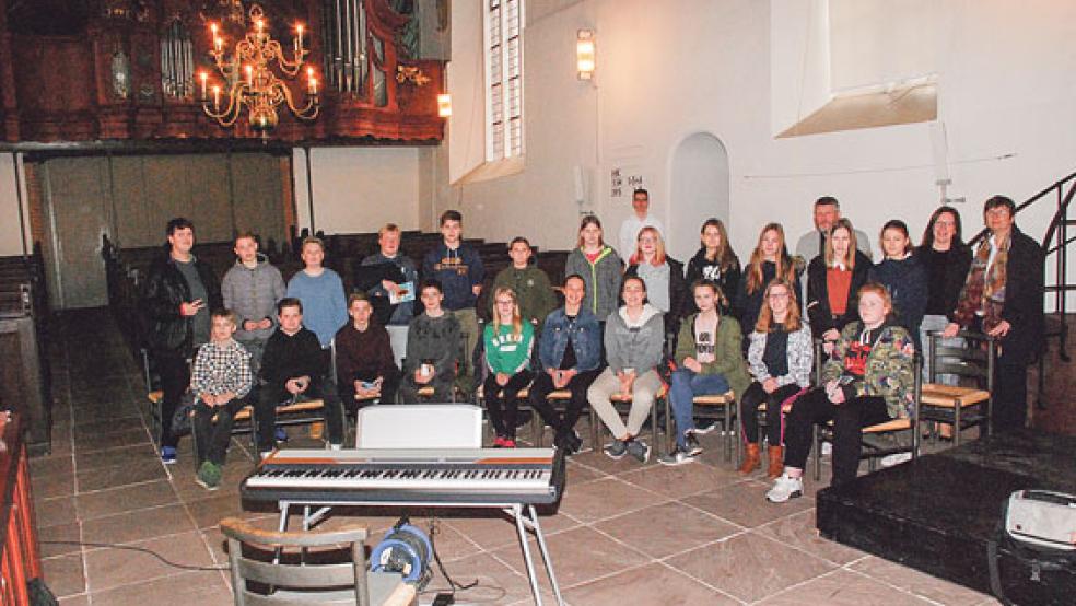 Zufriedene Gesichter nach der Aufführung des Musicals »Mose« als reines Singspiel am Sonntag in der Georgskirche bei den Konfirmanden, »Drummer« Timo Giese, Beata Strecker sowie Pastorin Inka Dohrmann-Westerdijk und Pastor Helmut Not. © Foto: Kuper