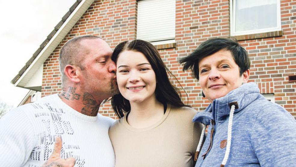 Dankbar und erleichtert: Denise Oltmanns und Manfred Mauer herzen ihre Tochter Lilly-Marleen, die bei einem Brand kühlen Kopf bewahrte und ihre Geschwister in einem Zimmer (oben, mit geschlossener Jalouise) in Sicherheit brachte. © Foto: Hanken