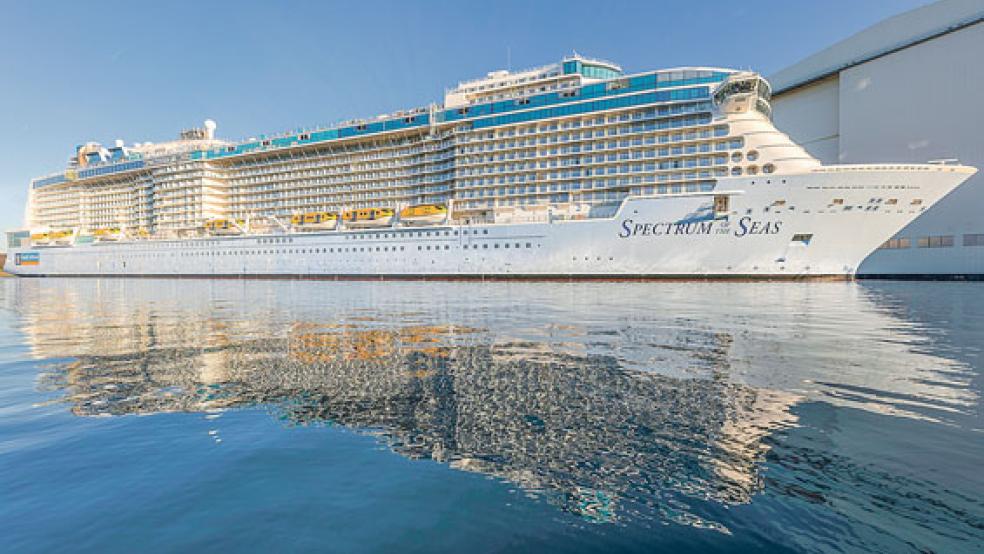 Die »Spectrum of the Seas« soll nun am Mittwoch um 13.30 Uhr die Friesenbrücke in Weener passieren. © Foto: Meyer Werft