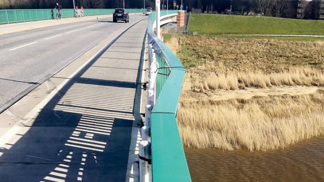 Glätte: Bunderin kracht in Brückengeländer