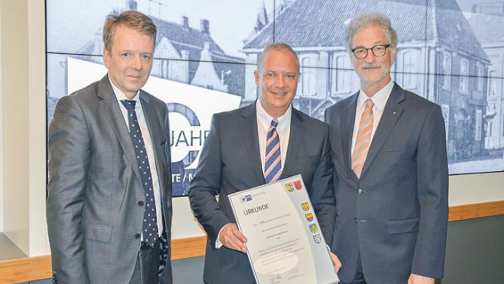 Dr. Torsten Slink als Hauptgeschäftsführer der Industrie- und Handelskammer übergab gestern eine Urkunde zum Jubiläum an den Vorstandvorsitzenden Holger Franz (Mitte) und den Aufsichtsratsvorsitzenden Folkmar Ukena (rechts).  © Foto: Himstedt