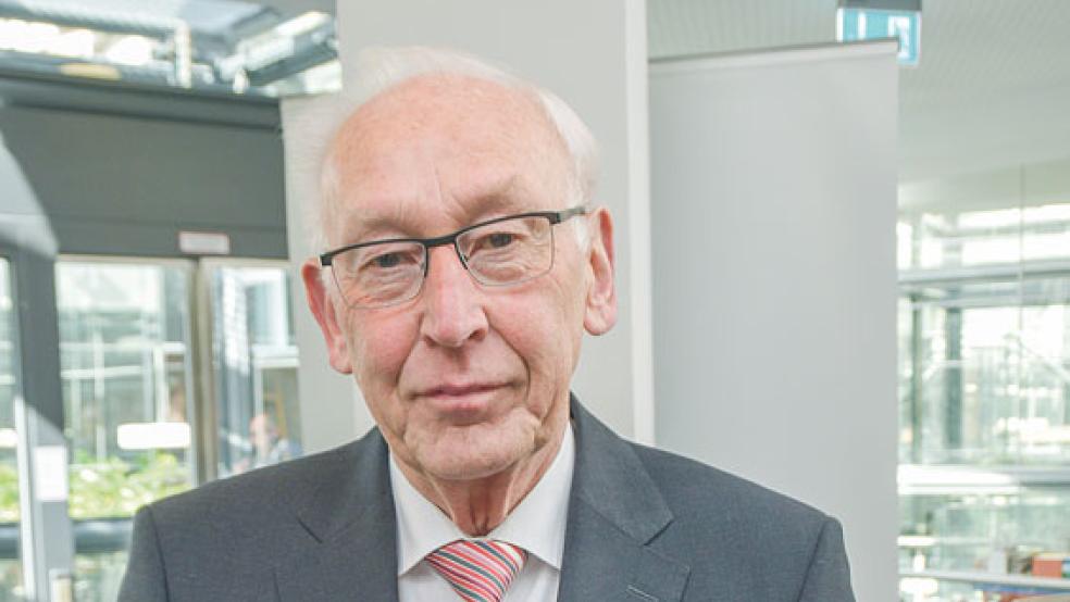 Dieter Nannen mit der von ihm verfassten Chronik zum 150-jähigen Jubiläum der OVB. Jeder Gast der Feier konnte gestern ein Exemplar mit nach Hause nehmen. © Foto: Himstedt