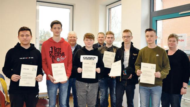 Bunder Schüler mit Sammelbüchse von Haus zu Haus