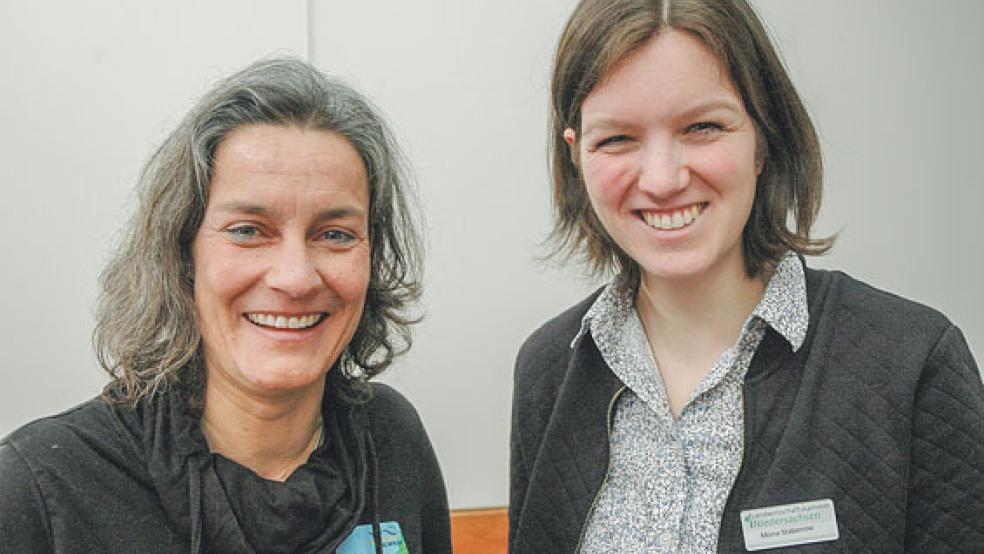 Rund 80 Besucher verfolgten im DGH in Jemgum die Vorträge von Julia Delingat (NLWKN, links) und Mona Stabenow (Landwirtschaftskammer). © Fotos: Szyska