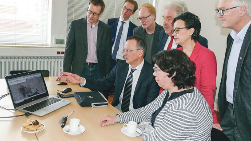 Erfolgreiche deutsch-niederländische Kooperation (stehend, von links): Rico Mecklenburg (Ostfriesische Landschaft), Michael Hermann (Landesarchiv Aurich), Jens-Uwe Keilmann und Helgrid Obermeyer (LGLN) sowie (sitzend von links): Eske Kadijk (Ems-Dolllart-Region), Hans Mol (Fryske Akademy), Paul Weßels (Landesbibliothek) und Marijn Molema (Fryske Akademy). © Foto: Jürgens