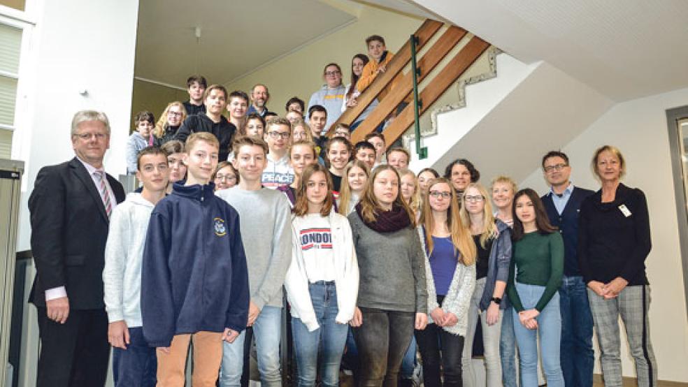 Die Gäste aus Frankreich zusammen mit Bürgermeister Ludwig Sonnenberg (links), Oberschul-Leiter Dirk Kaiser (Zweiter von rechts), neben ihm steht Angelika Janßen-Harms von der Stadtverwaltung. © Foto: Stadtverwaltung Weener