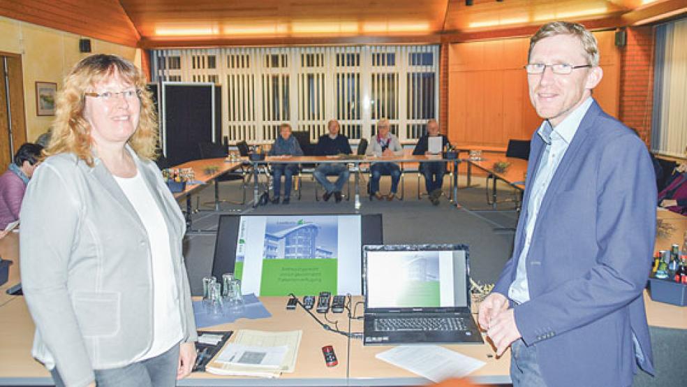 Am zweiten Abend »Rund um die Pflege« konnten Harm van Vügt als stellvertretender Hausherr und die Referentin Christa Reinders insgesamt 26 Gäste begrüßen.  © Foto: Himstedt