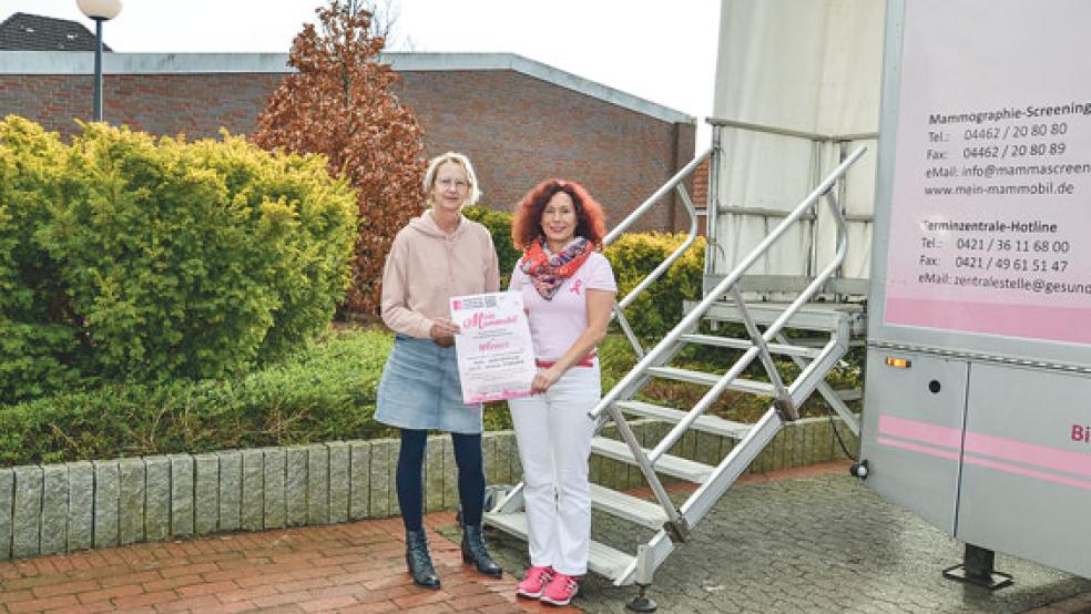 Angelika Janßen-Harms von der Stadtjugendpflege informierte sich bei Birgitt Kampen-Neumann (rechts) über das Screening-Programm mit dem »Mammomat«. © Foto: Stadt Weener