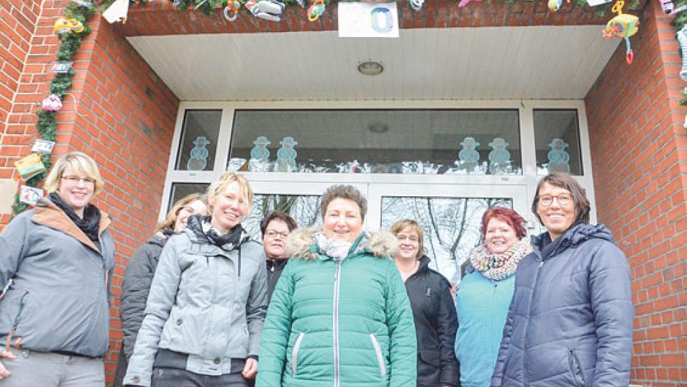 Zum 20-jährigen Bestehen darf ein Bogen mit Kinderspielzeug und -kleidung natürlich nicht fehlen. Von Beginn an dabei ist Adelheid Meints (rechts). © Foto: Muising