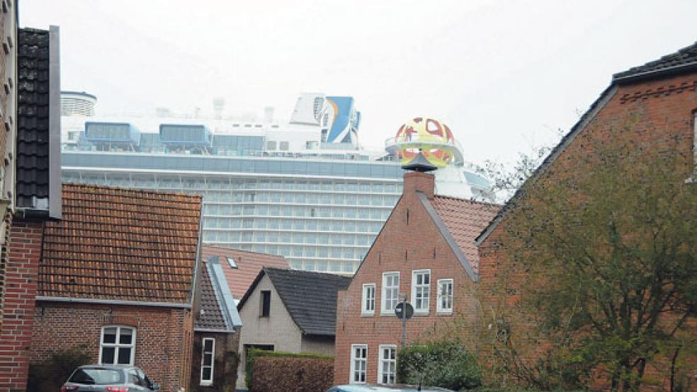 Der schwimmende Gigant überragt die Dächer der Häuser von Leerort deutlich. Die »Spectrum« kam hier gegen 17 Uhr an. © Foto: Wolters